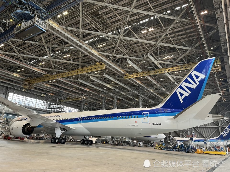 近日,全日空通过社交平台公布了其运营国内航线的787-10飞机及内饰.