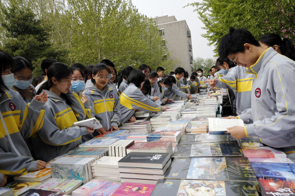 人民文学出版社,商务印书馆,王府井书店等单位应邀进校园参加书展揭幕