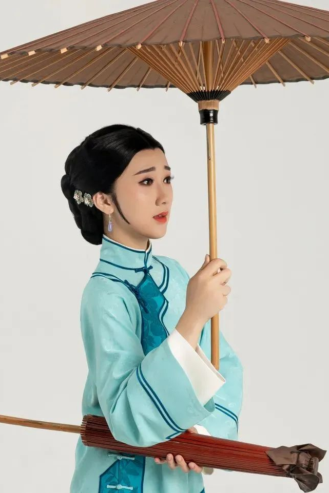 张尤佳 饰 吴素瑛张欣溢 饰 冯铿此次在甬剧《柔石桥》中,宁波市甬剧