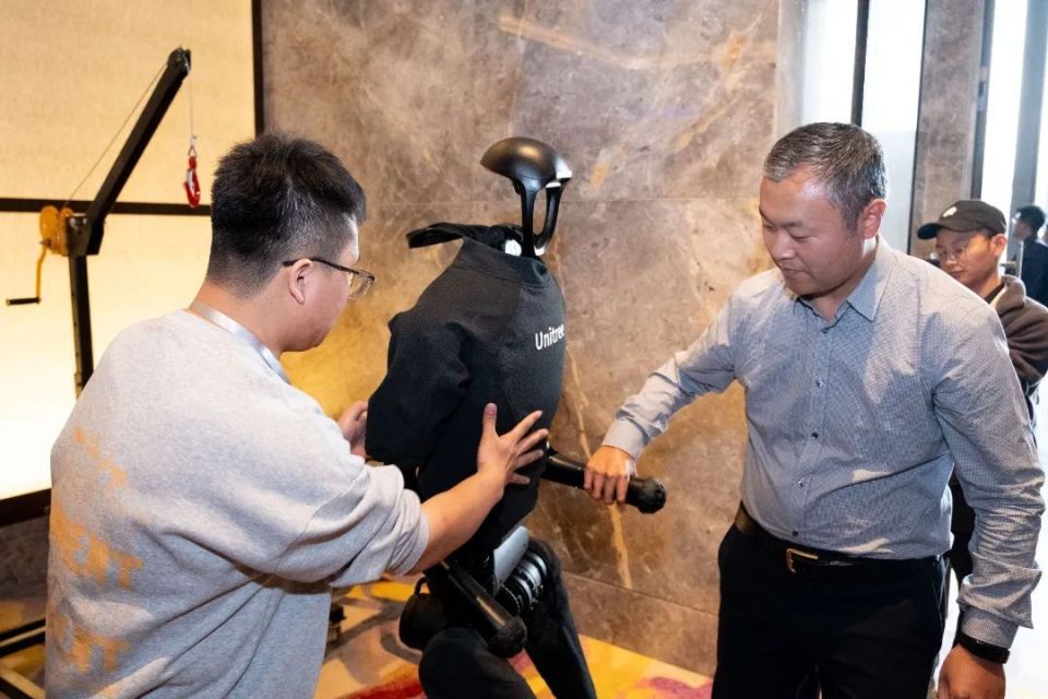 "机器人"有了"大脑",中国具身智能大会畅想"智慧未来"_腾讯新闻