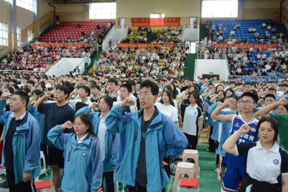 5月12日,青田县船寮高级中学举行2024届高三学生成人礼仪式.