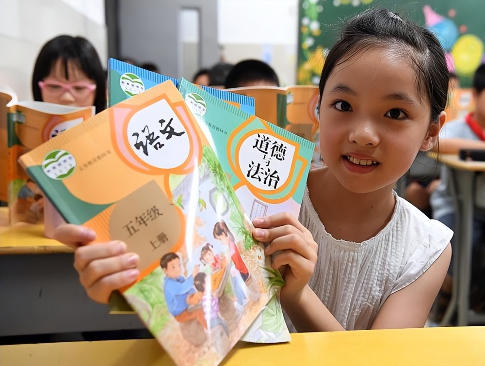 道法课本封面改头换面,三口之家变"三胎",父母表情值得细品_腾讯新闻