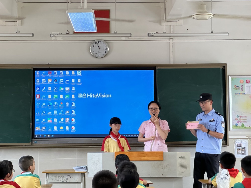 近日,两名身穿睦洲小学校服的小学生,在家长的陪同下走进睦洲派出所的