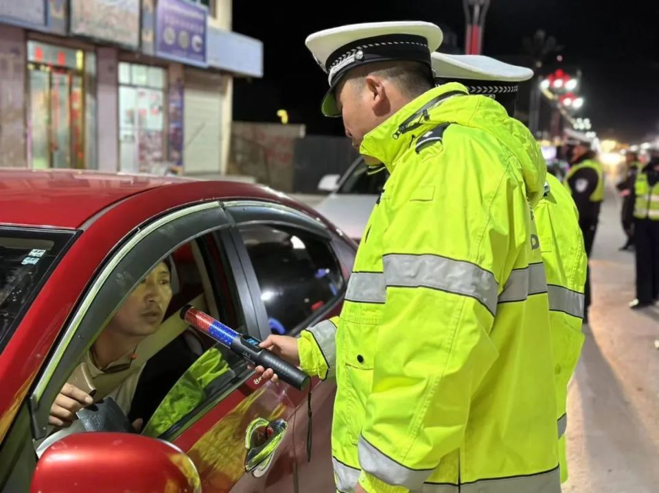 平安建设黄南公安交警持续开展酒驾夜查行动筑牢平安防线不放松