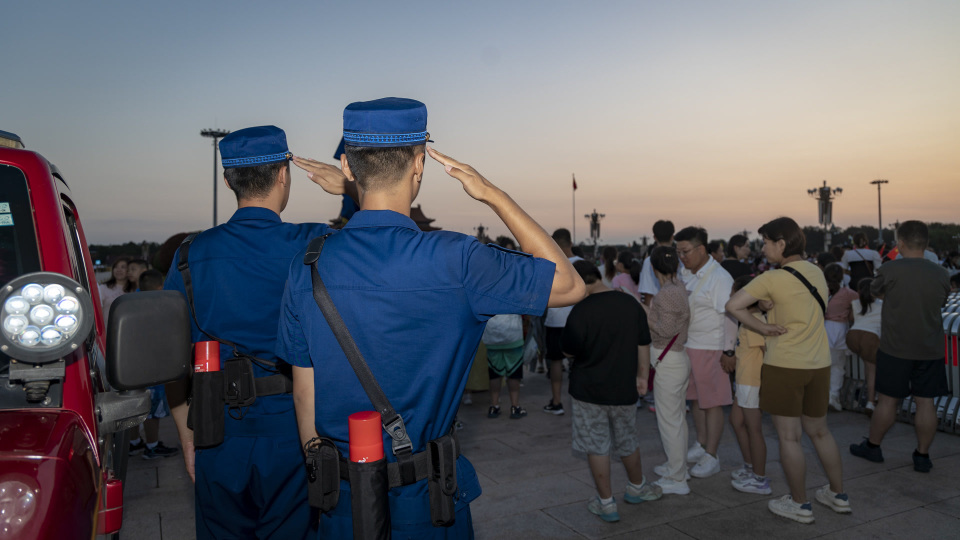 从"橄榄绿"到"火焰蓝",今天这群特殊的退役军人向国旗敬礼