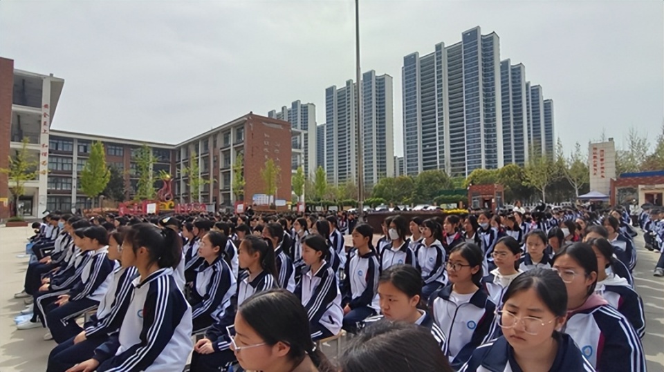 商丘市示范区关爱青少年法治进校园启动仪式在示范区一中举行