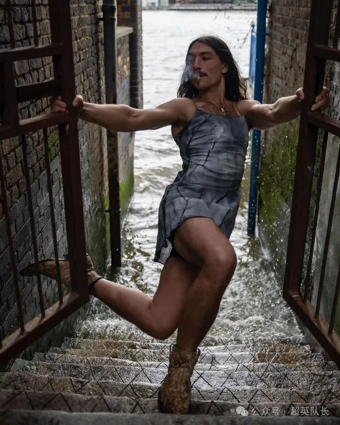 闪电侠埃兹拉·米勒最新照片,连衣裙高跟鞋长发叼着烟_腾讯新闻