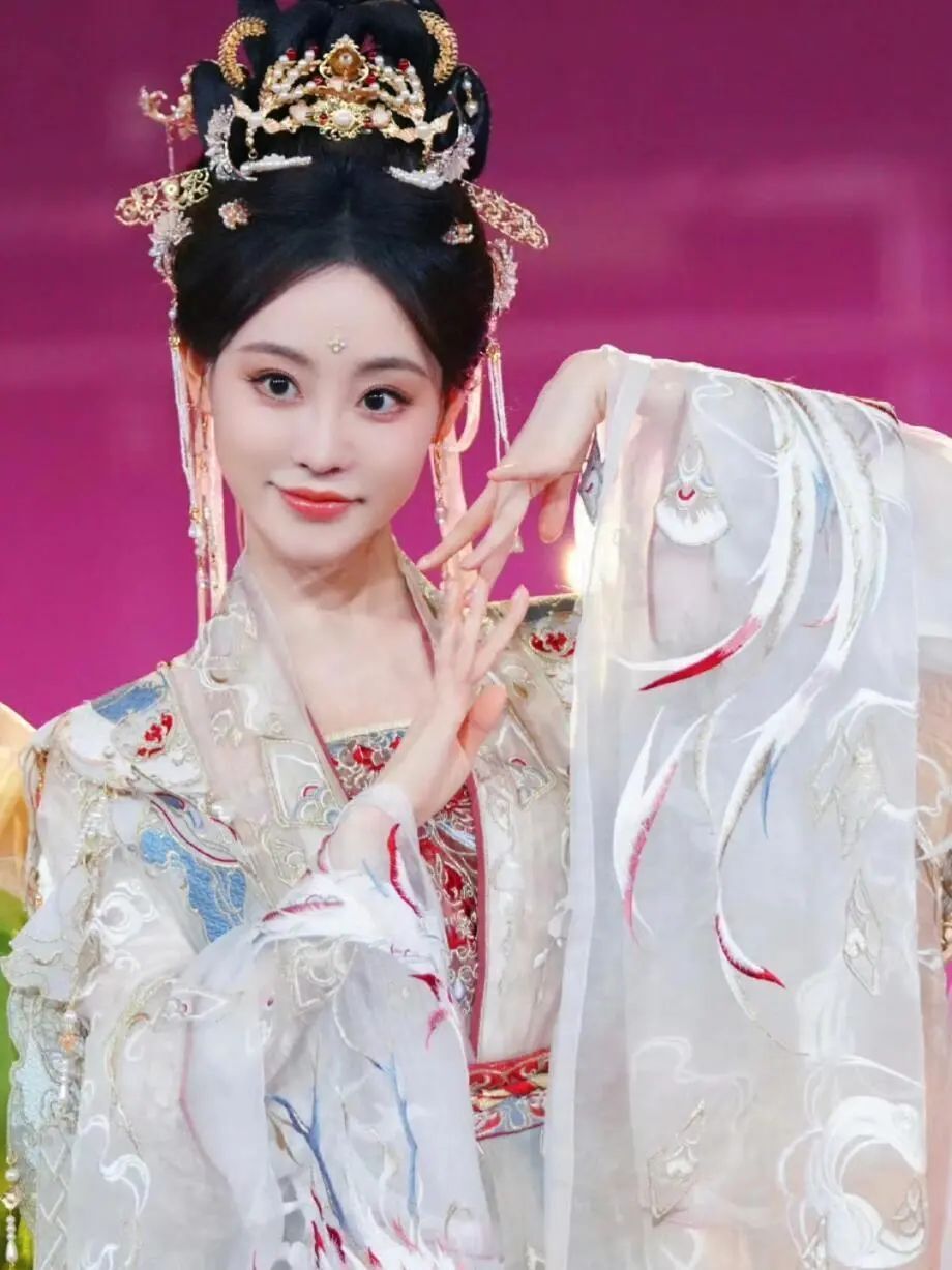 央视网络春晚女明星造型，任敏美出新高度，哈妮克孜化身荷花仙子_腾讯新闻