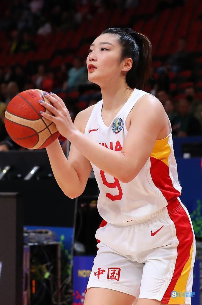 byrum报道,李梦参加完本周末的两场比赛后就将离开球队,代表中国女篮