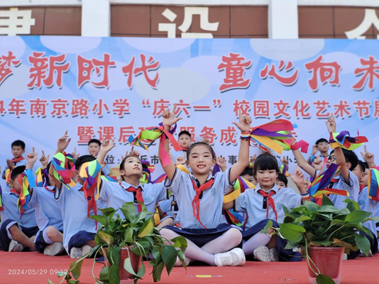 商丘市睢阳区文化办事处南京路小学举办校园文化艺术展演活动
