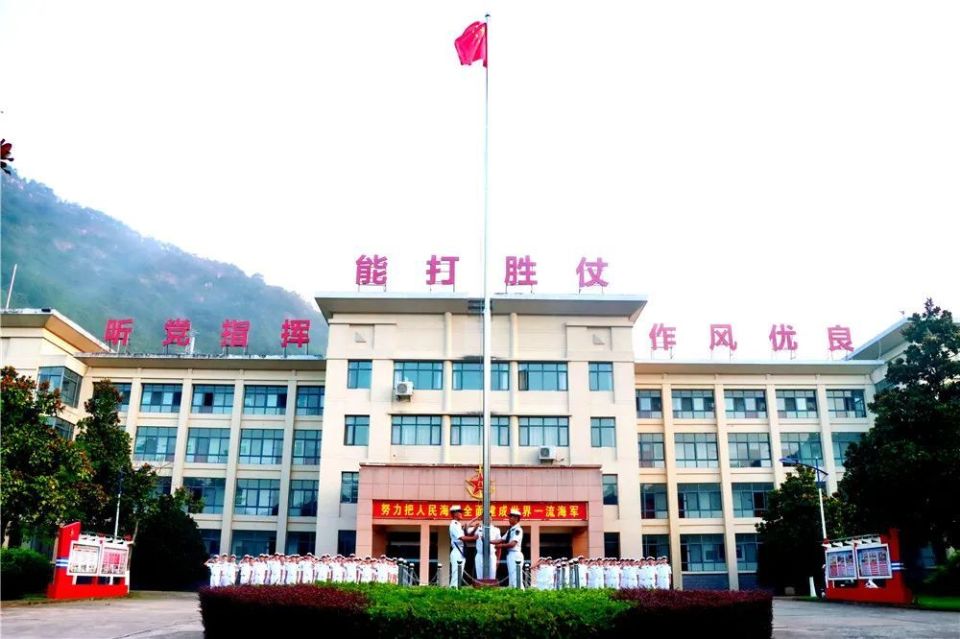 牟萍 摄92995部队举行升国旗仪式,庆祝人民海军成立75周年.