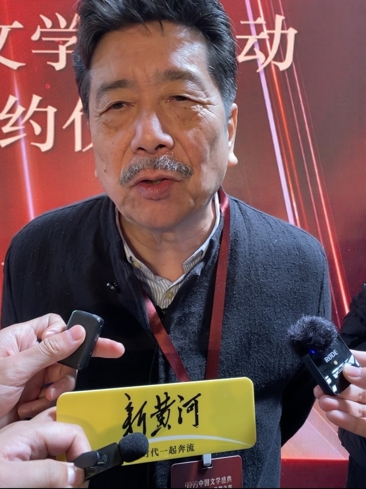 鲁迅长孙周令飞：理性的“网上冲浪达人”，日常酷爱刷短视频_腾讯新闻