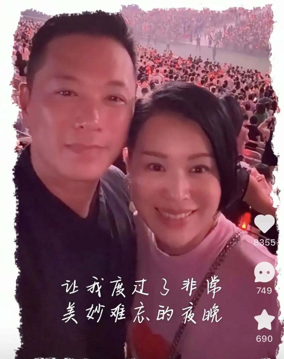 胡杏儿看张惠妹演唱会,激情跟唱所有歌曲,老公举手机全程记录