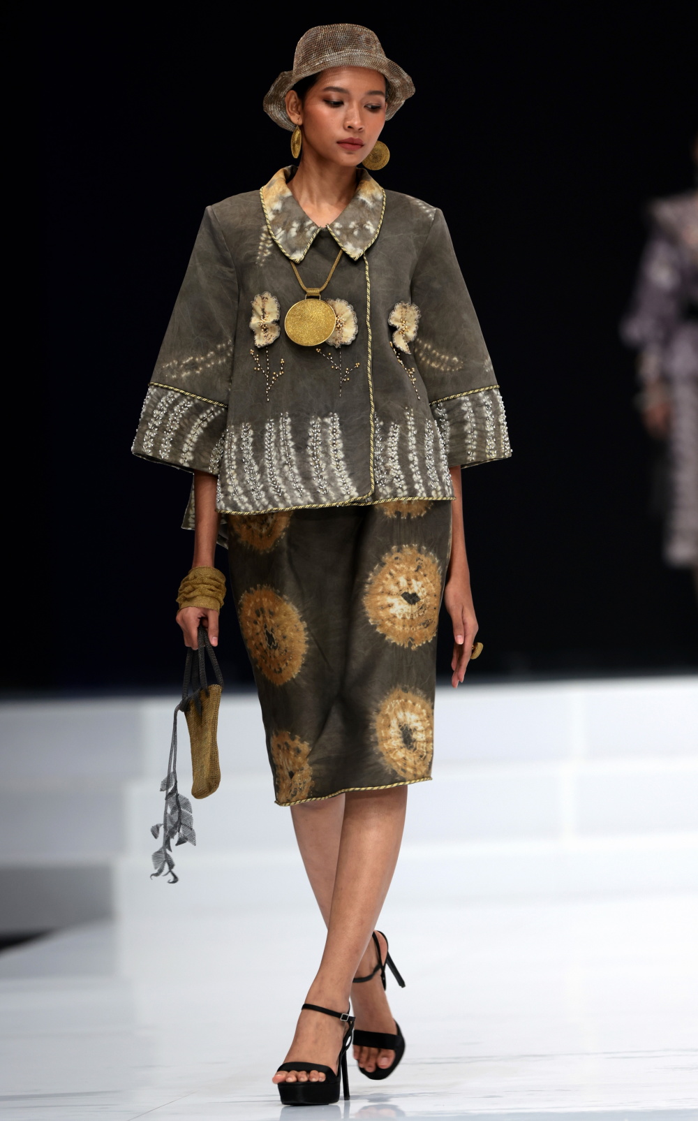 模特在雅加达举行的印度尼西亚时装周上展示adah mode品牌的新款服装