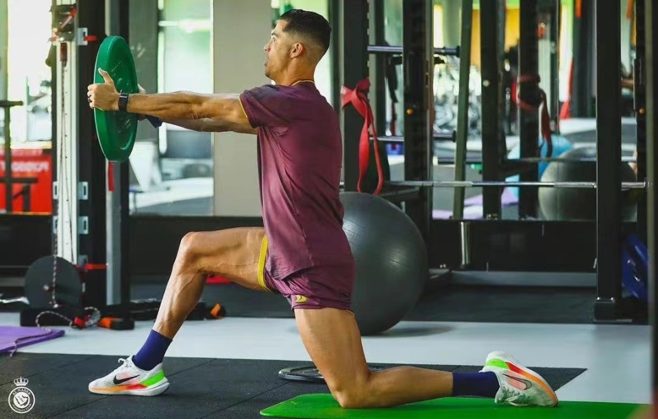 c罗晒最新训练照大腿肌肉很发达总裁的比赛胜负欲非常强烈