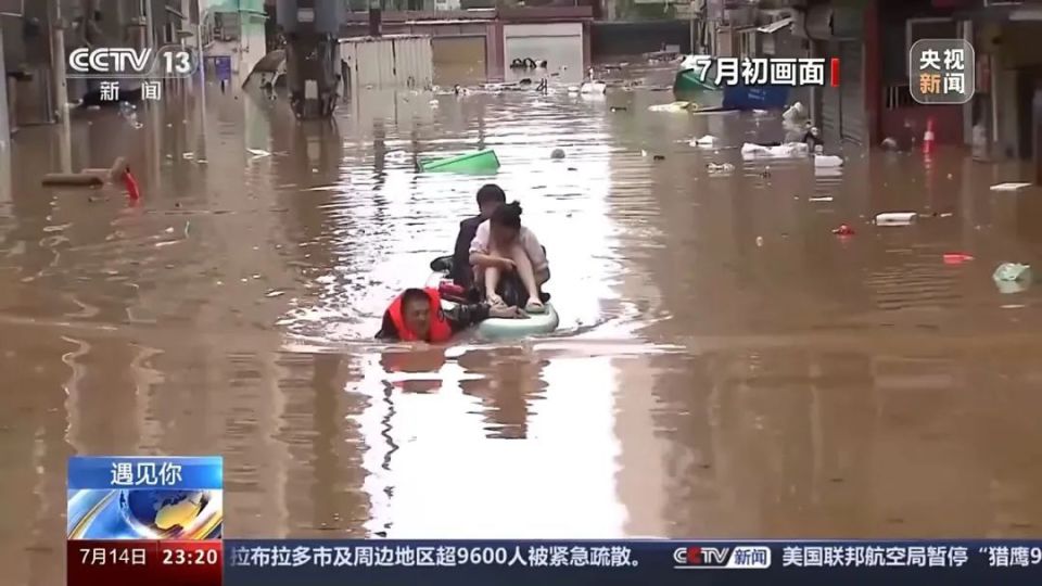 退役老兵在洪水中冲浪,划着桨板救下50多人