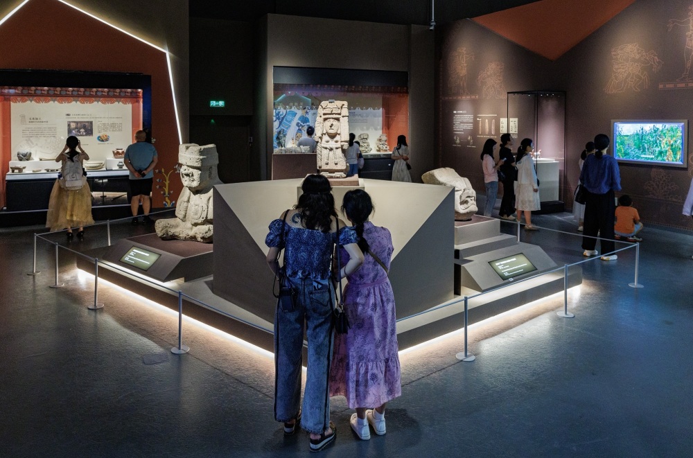 走进成都博物馆一楼特展厅,仿佛穿越了时空的隧道,置身于一个古老而
