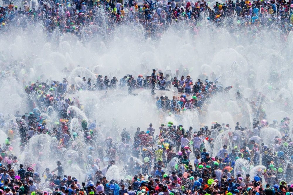 水҈水҈水！来云南过泼水节 这样才过瘾_腾讯新闻