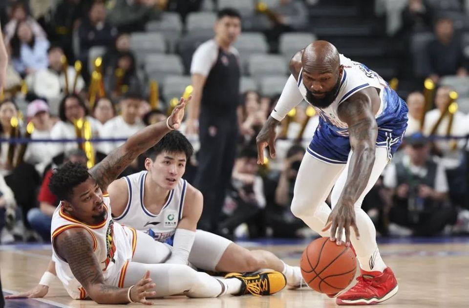 队上一次无缘季后赛,还是在2017-18赛季,18年夏天多米尼克·琼斯来了