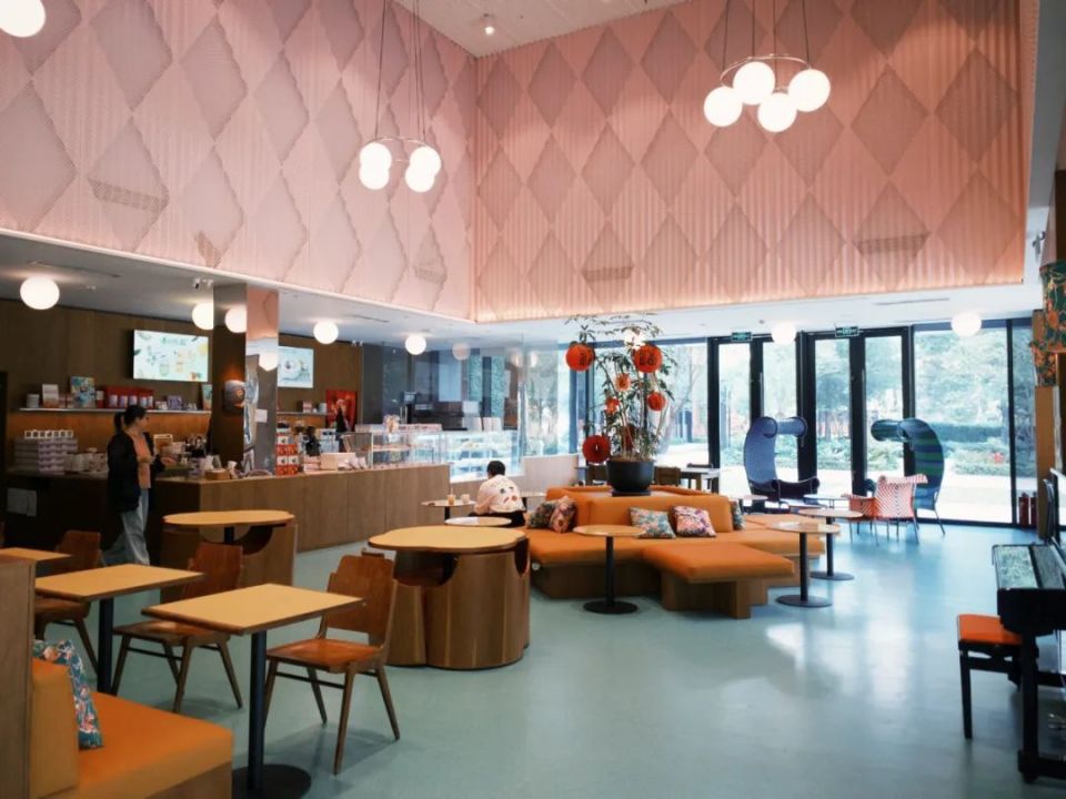 "我们这样的社区店,比较注重人与人之间的交流,我们作为咖啡师也希望