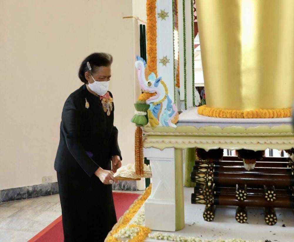 泰国国王王后公主出席Yukol王子火葬仪式_腾讯新闻