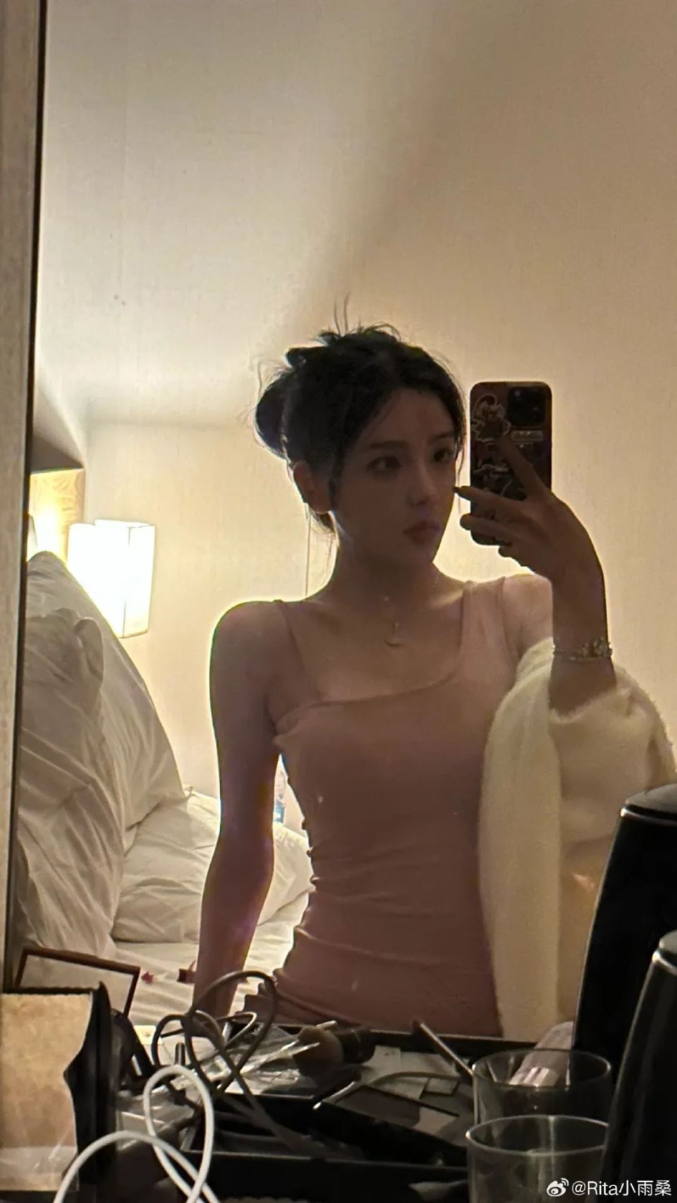 lpl老婆rita卧室内美照向你说早安