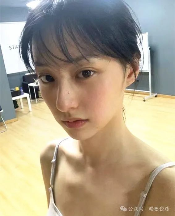 胡连馨素颜照被扒出,原来高中就是有名的校花啊