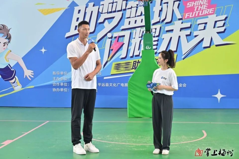 县委宣传部部长曾小芬,县人武部上校政委郑继林,副县长李万年,副县长