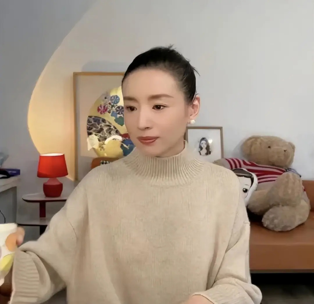 2月份董洁与前夫潘粤明一起为儿子顶顶庆祝生日,两人为了儿子破冰