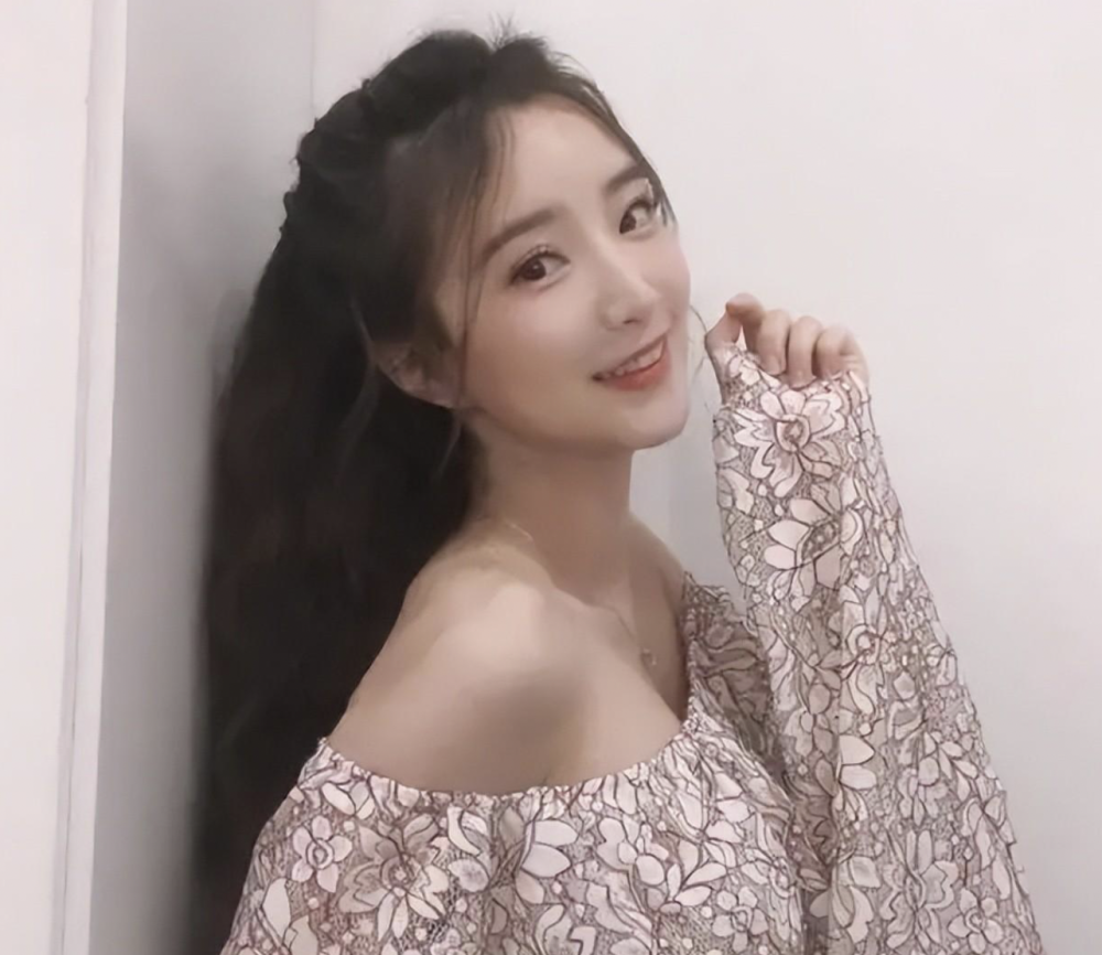 体育女主持着装引争议,超短裙紧身衣像夜店上班,曾和孙杨传绯闻_腾讯