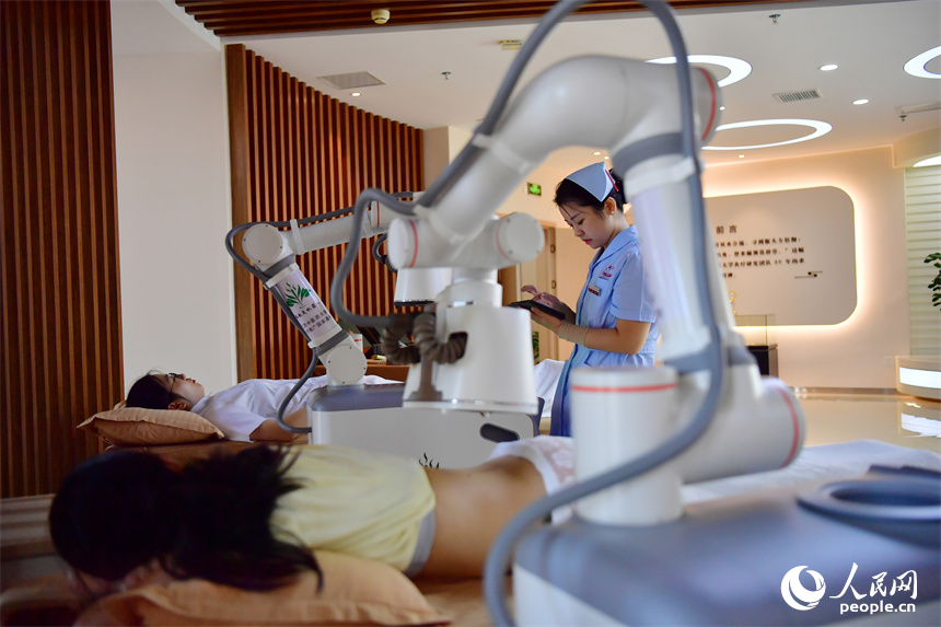 江西南昌:中医智慧 人工智能 热敏灸机器人"上岗"