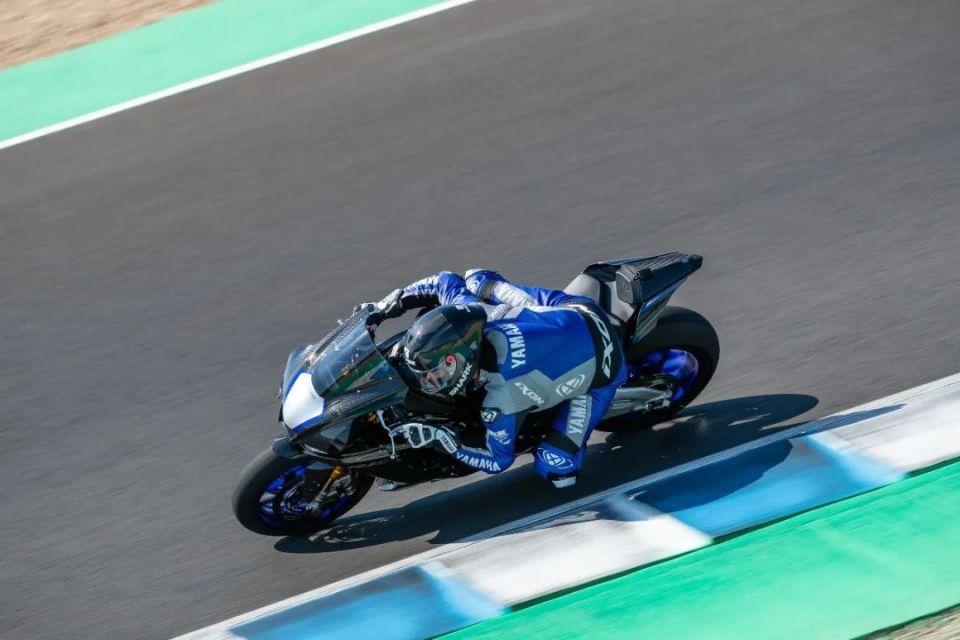 自1998年问世以来,雅马哈yzf-r1凭借强悍的动力,犀利的车架,优雅的