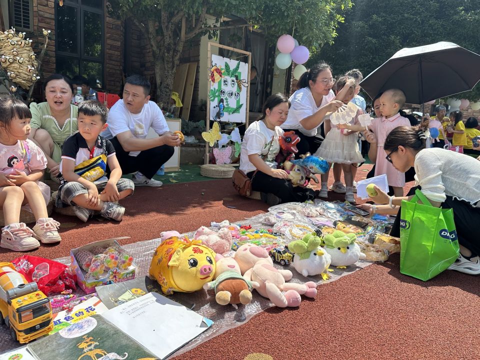 浔龙河飞行幼儿园义卖活动有趣更有爱