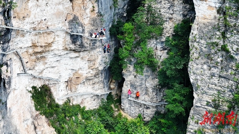 张家界大峡谷上演"悬崖芭蕾"