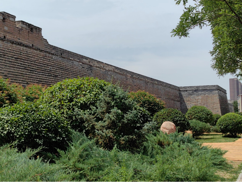 当年的城墙仅保留下670米长的一段.