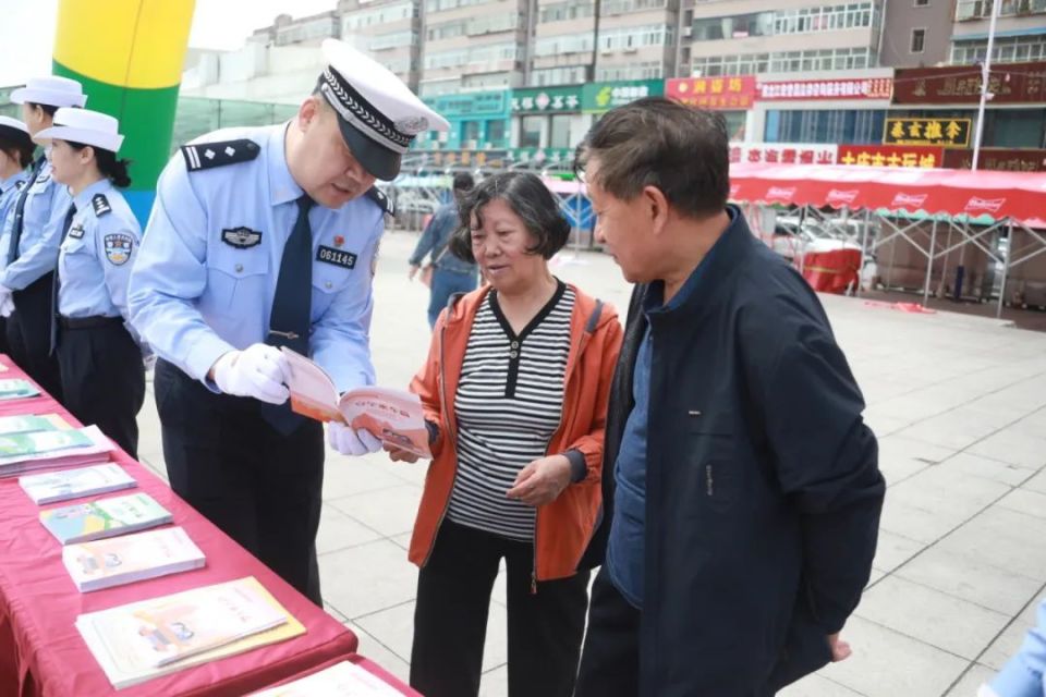 大庆交警走进街心广场开展全国第23个安全生产月主题宣传活动