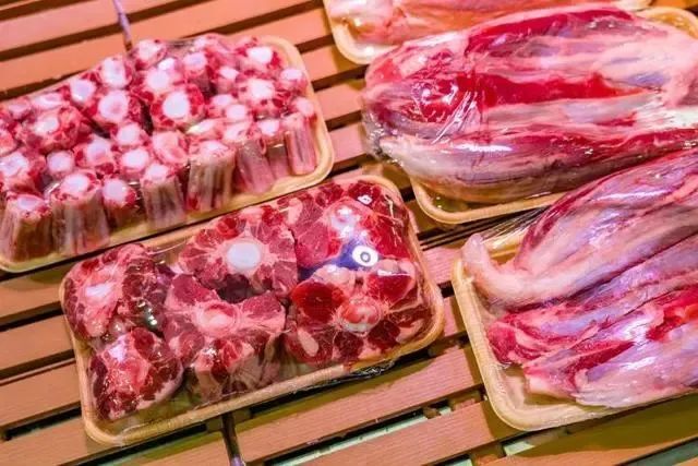 因素是牛肉进口量的增长2023年开始我国进口冷冻牛肉数量不断增多价格