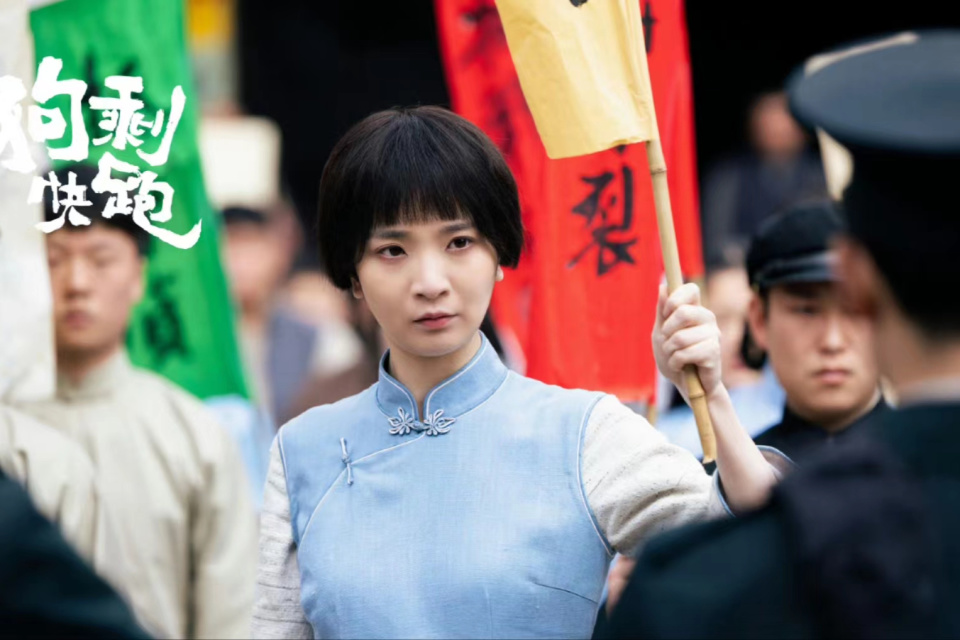 明明是同一个人,演完《觉醒年代》又演《狗剩快跑》,愣没认出来_腾讯