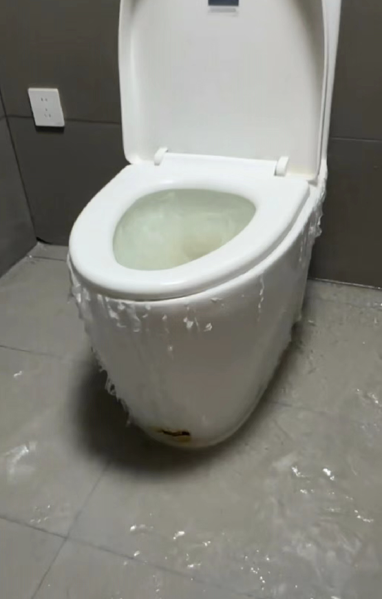 视频中显示,李女士家卫生间马桶里面的水全部冻成了坚硬的冰,甚至连