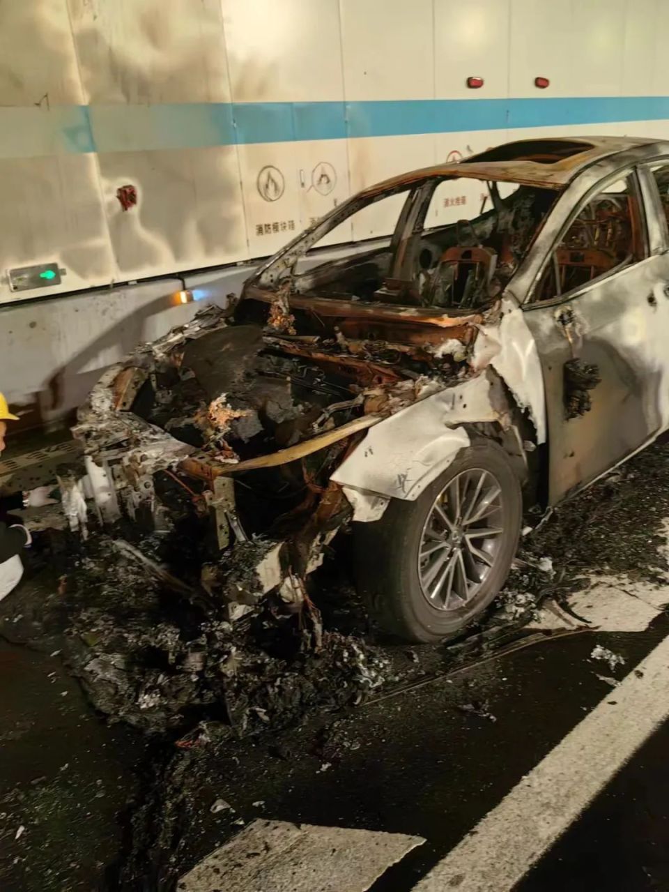 突发杭州两车隧道内追尾起火