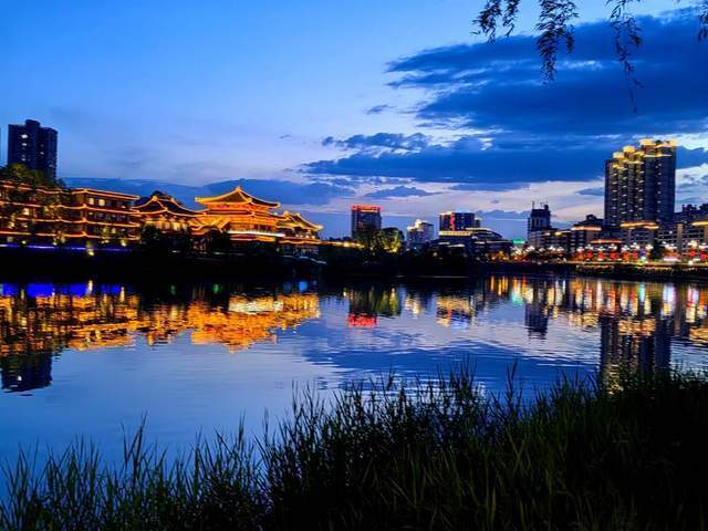 暴雨前夜网友实拍广元东坝夜景这是我见过的最美的夜景
