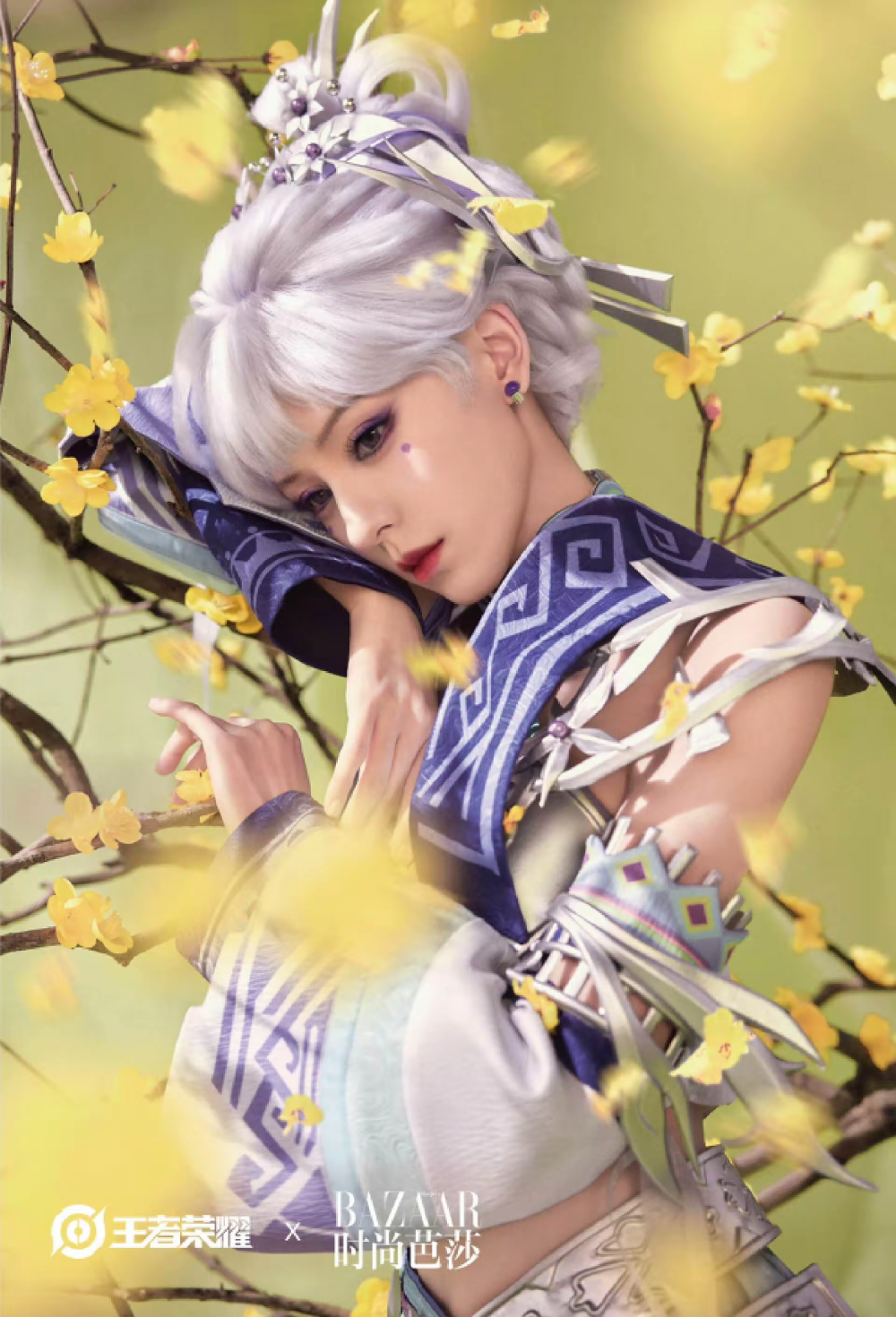 走路摇COS杨玉环？身穿白紫色旗袍，戴着透明眼镜，造型完美还原_腾讯新闻
