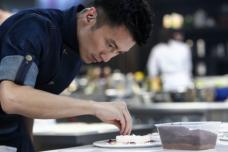 在节目里他就是主角大厨师,帅哥做美食,这佳肴更加美味了要说他们最爱