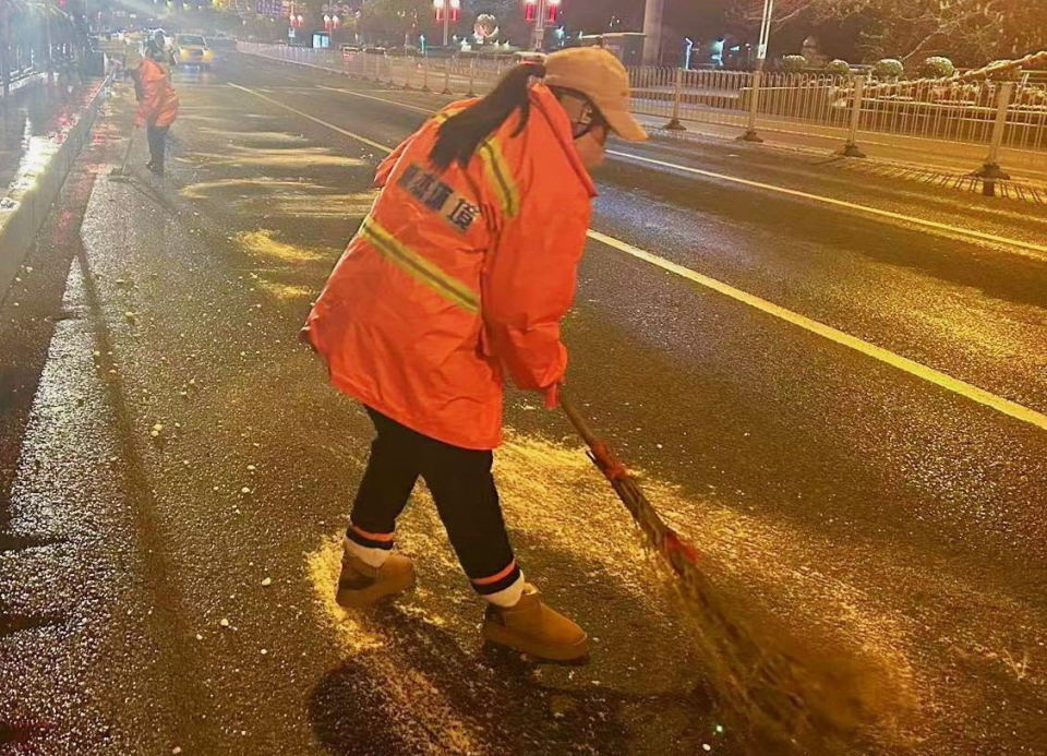 邵阳市双清区:环卫工人不"打烊" 坚守岗位保"春洁"