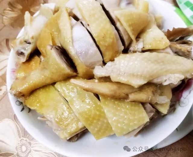 (釀豆腐)在新加坡最有名的客家菜大概是用芋头粉做的算盘子.