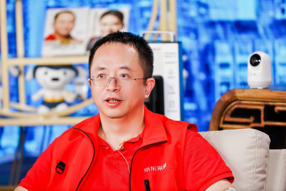 周鸿祎"红衣客厅"开启探厂探店 走进京东为360产品代言