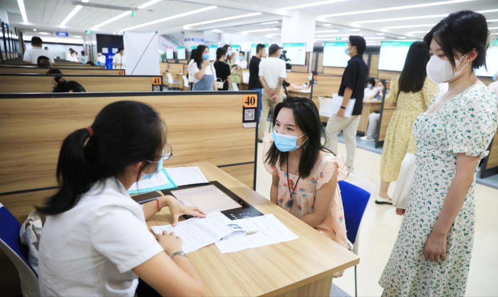 关于预计今年秋招对应届生就业吸纳力度如何？失去应届生身份找工作竞争力会有影响吗？的信息