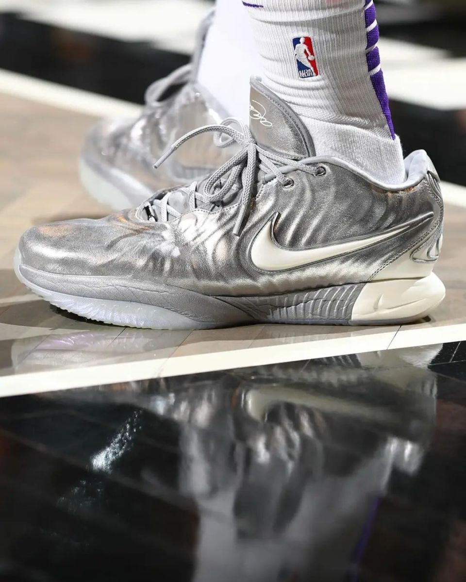 詹姆斯上脚「特殊配色」战靴!_腾讯新闻