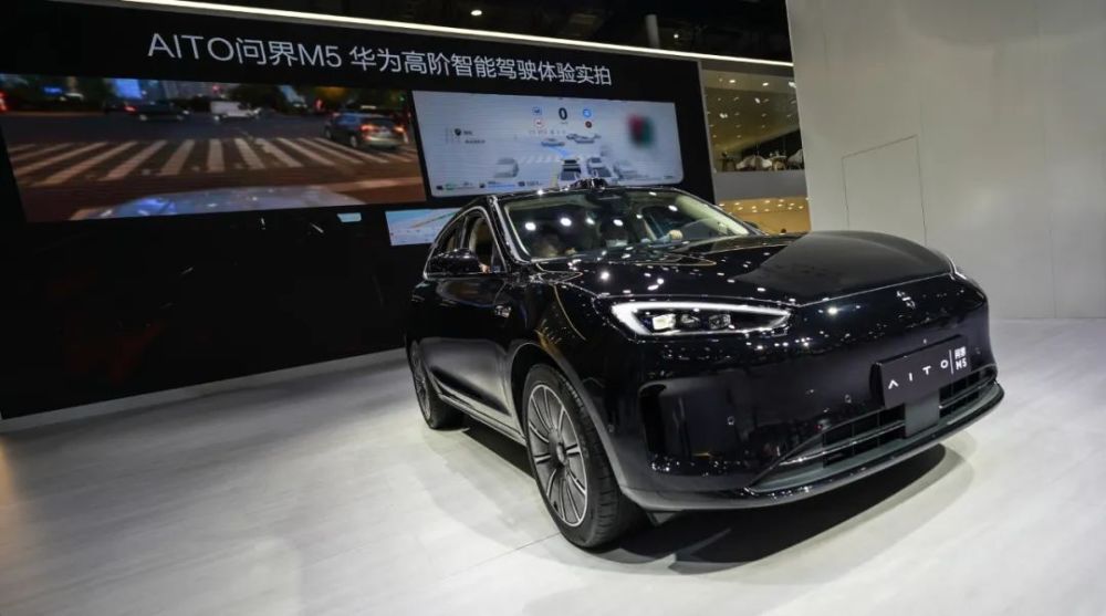 问界m5智驾版亮相上海车展搭载huaweiads20高阶智能驾驶系统