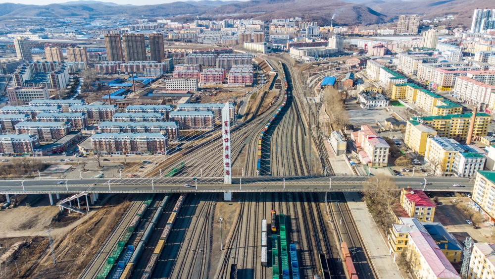 作为中俄边境重要口岸之一,绥芬河从一个边陲小镇,逐渐发展成著名的"